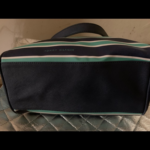 Tommy Hilfigure hand bag - Picture 2 of 3
